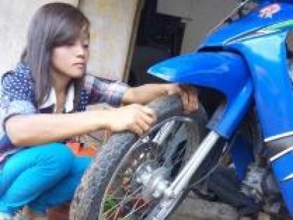 Kisah Nanik, Tukang Tambal Ban Cantik dari Malang