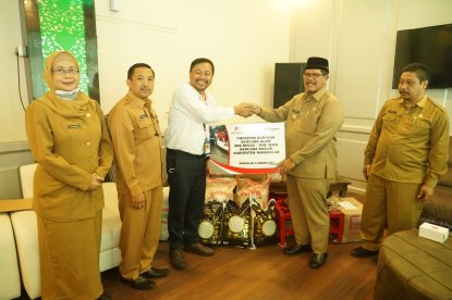 Peduli Dampak Banjir di Bangkalan, SKK Migas-PHE WMO Serahkan Bantuan Sembako