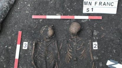 Misteri Kerangka Berpegangan Tangan Berusia 700 Tahun